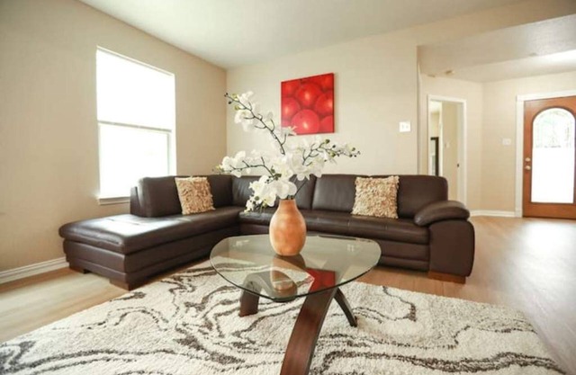 Beautiful House, Great Location! Near Airport