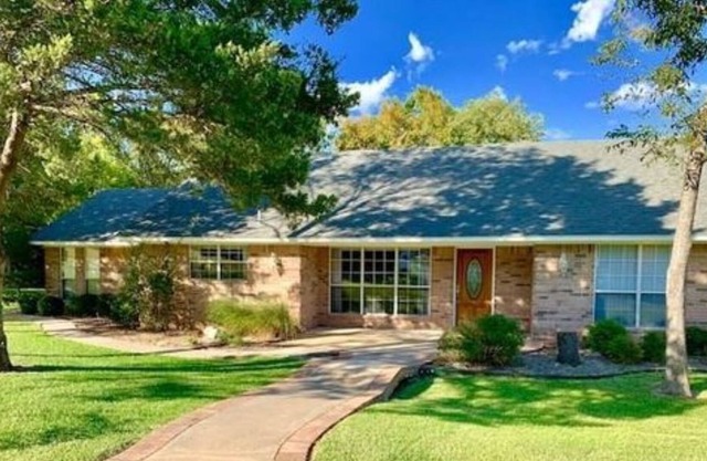 Beautiful House in Caney / Soldier Creek Located at Lake Texoma
