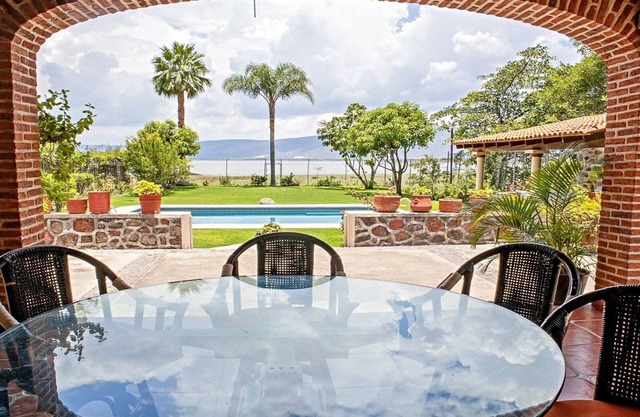 Beautiful house in Chapala with an incredible garden with pool