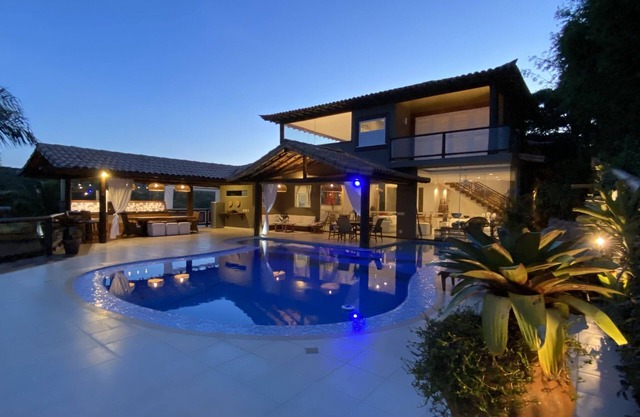 Beautiful house, just 50 steps from Ferradura beach, 6 bedrooms (4 suites)