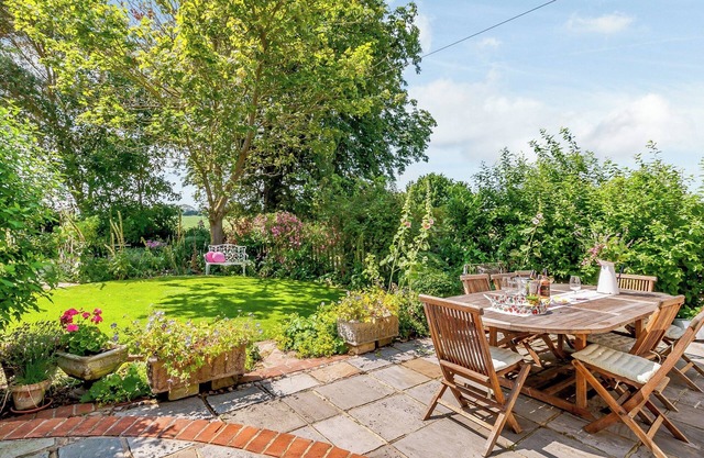 Beautiful house, peaceful surrounding yet close to towns and beaches.