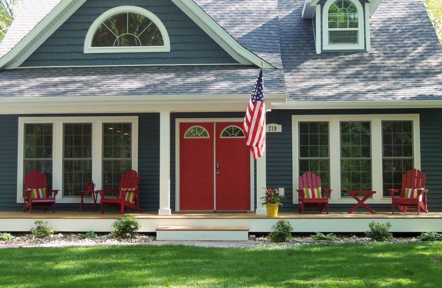 BEAUTIFUL HOUSE, PERFECT FOR TWO FAMILIES! SHORT WALK TO BEACHES AND TOWN!