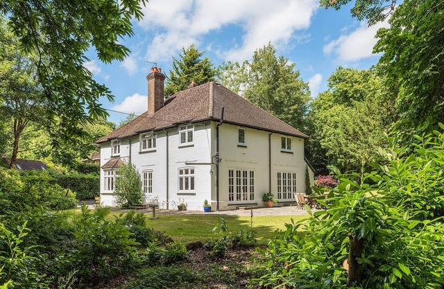 Beautiful House set in 1.3 acre Woodland. Nearby Goodwood Events! Dogs Welcome!