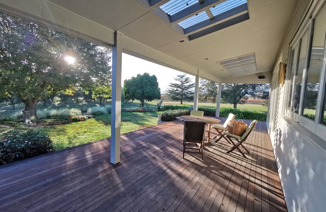 Beautiful house w/large deck. 10 mins to Hastings. Horses welcome