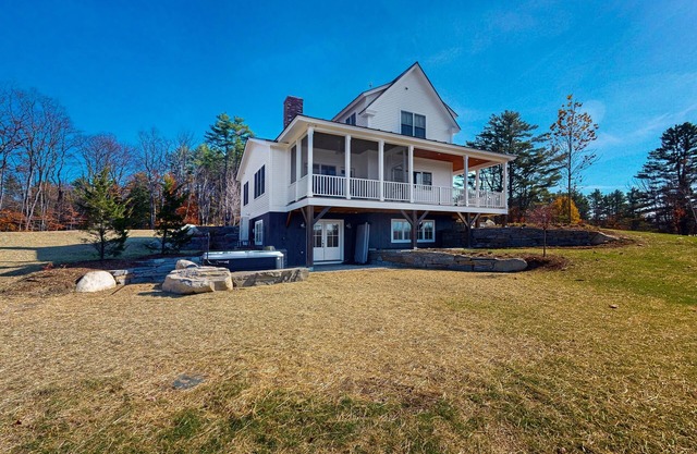 Beautiful house w/mountain views, hot tub, fireplace, air hockey, bbq, a/c
