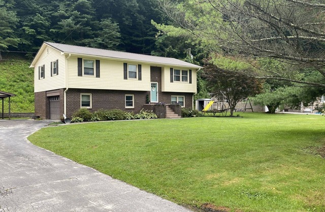 Beautiful house walking distance to wilmore dam! Surrounded by tons of trails!