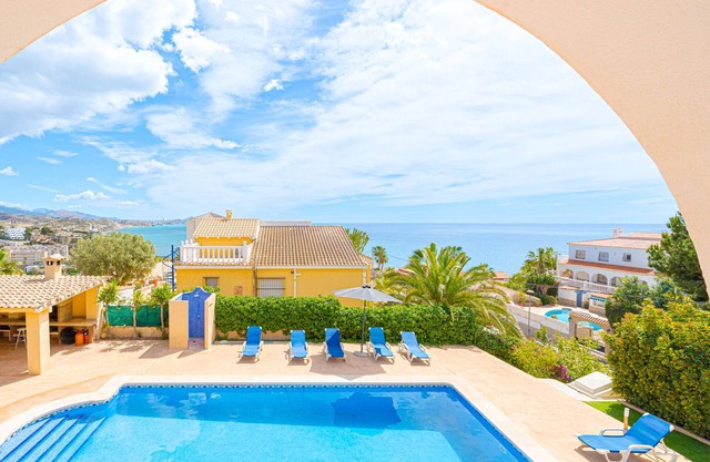 Beautiful house with sea views, 15 min walking from the beach and Tram station
