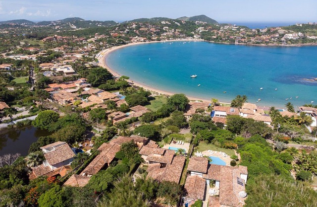 Beautiful house with five suites, on Ferradura beach street