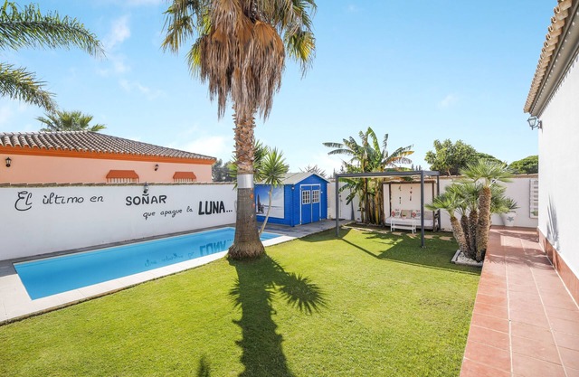 Beautiful House with Pool, Terrace, Garden, Wi-Fi & Air Conditioning; Parking Available