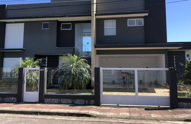 Beautiful house with pool and 4 suites in a condominium