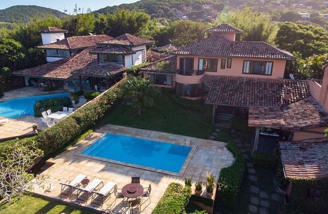 Beautiful house with six suites, facing Ferradura Beach