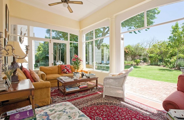 Beautiful House with Stunning garden and Swimming Pool