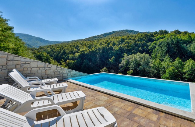 Beautiful home in Poljanica Bistranska