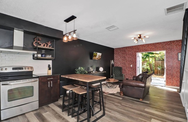 BEAUTIFUL INDUSTRIAL Staycation Townhome