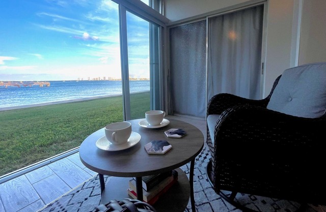 Beautiful Intracoastal Condo with Pool - walk to the beach! 90 day min