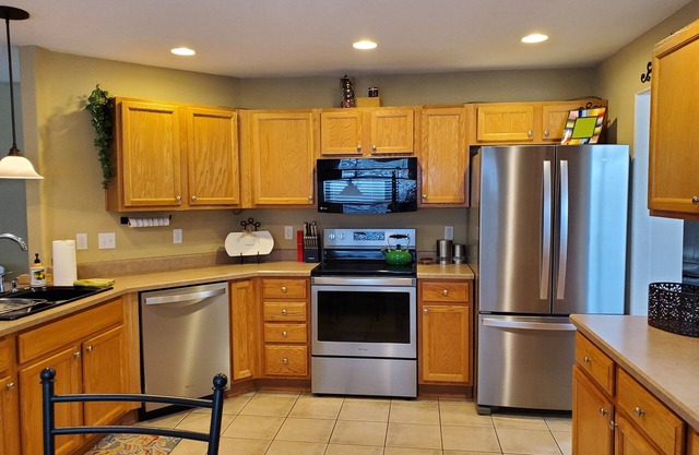 Beautiful inviting comfy home w/views near horse park