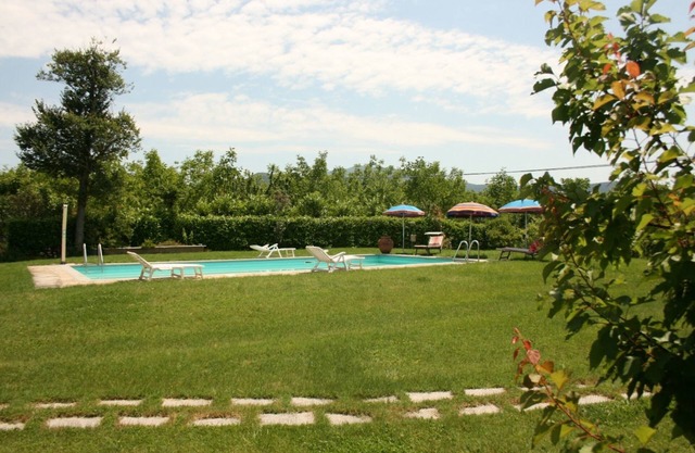 Beautiful apartment for 4 guests with WIFI, pool, TV and pets allowed, close to Cortona