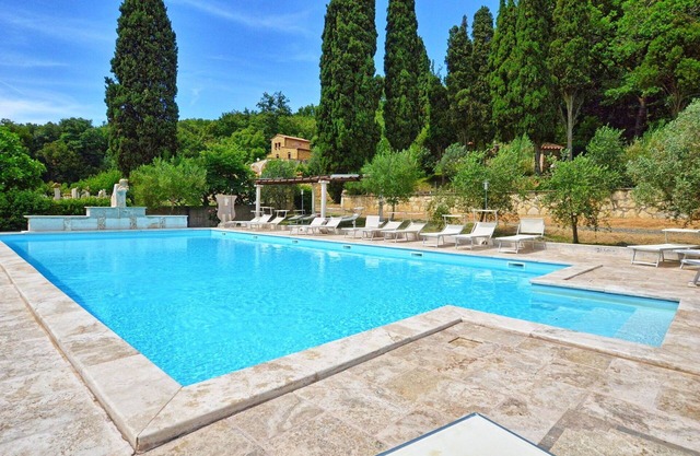 Beautiful apartment for 8 people with pool and parking
