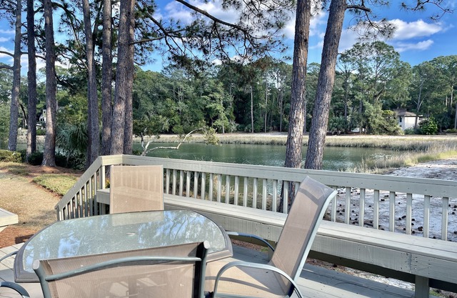 BEAUTIFUL LAGOON-VIEW VILLA W/TENNIS & WALK TO BEACH HILTON HEAD