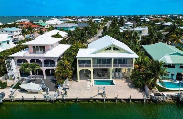 Beautiful Lagoon view on canal pool home Summerland