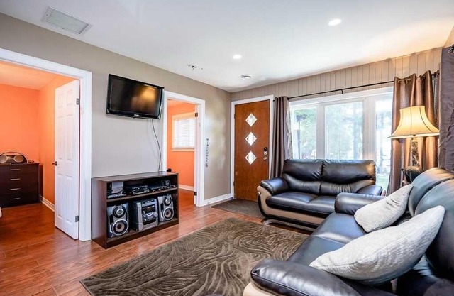 Beautiful lakefront 5 (3+2)bedroom cottage ~ sleeps 12
