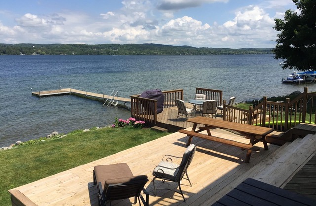 Beautiful Lake Charlevoix Waterfront Getaway! Toys, Kayaks And All You Need!