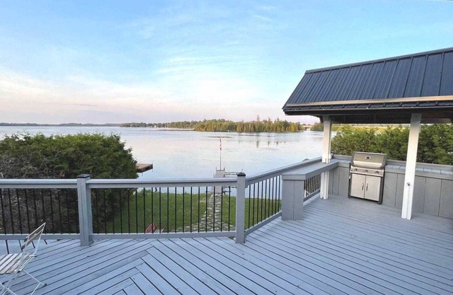 Beautiful Lake Front Cottage With A VIEW