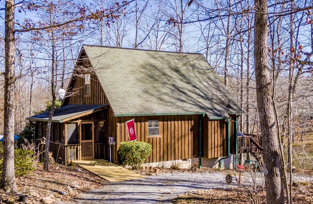 Beautiful lake front cabin nestled in the woods!