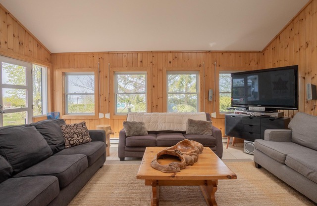 Beautiful Lake Front Cottage