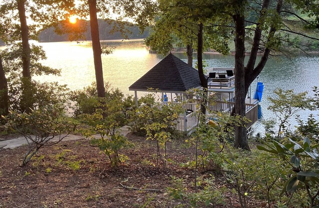 Beautiful lake front house on Lake Keowee 12 miles from Clemson.
