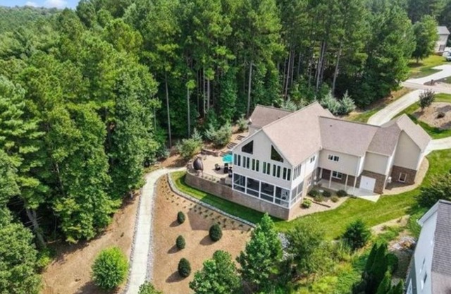 Beautiful Lake House with Mountain View