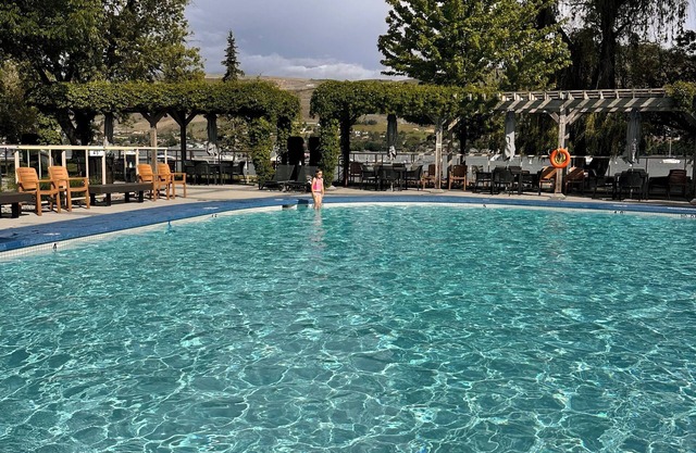 Beautiful Lake Loft w/roof top patio on Okanagan Lake w/pool and hot tub!