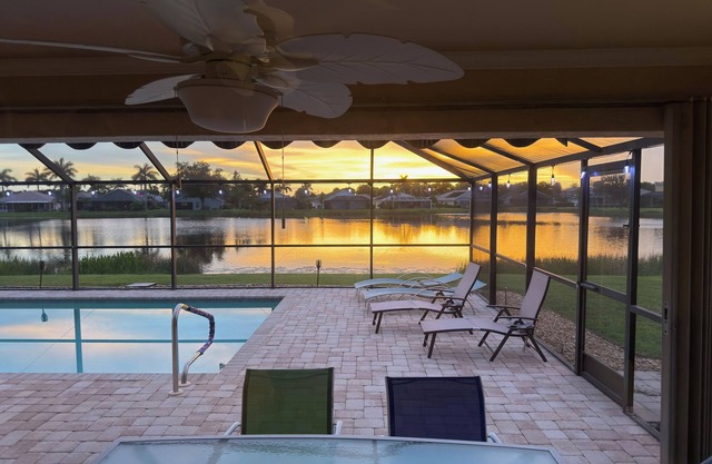 Beautiful lake view, with private pool. Quiet neighborhood. Near beaches!