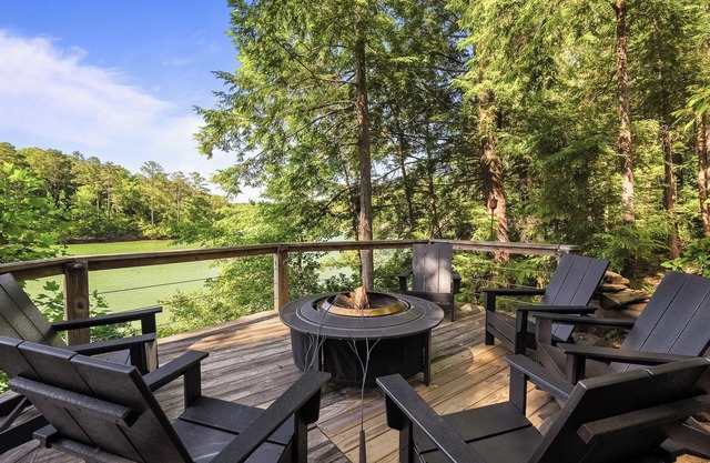 Beautiful Lake Views surrounded by nature