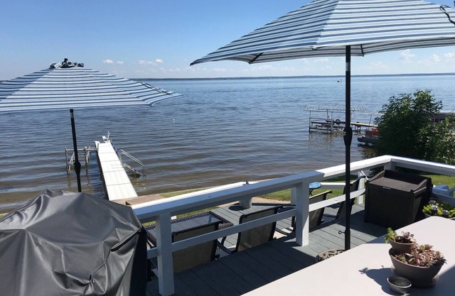Beautiful lakefront home with fantastic views of sunrises & sunsets + 2 kayaks