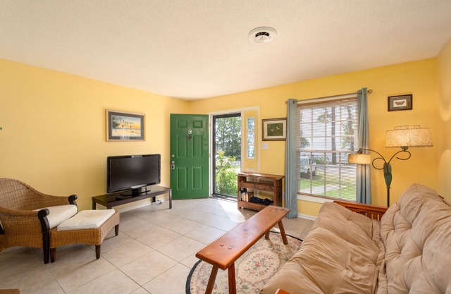 Beautiful Lakefront Condo - Fall Special Book 3 nights, get the 4th night Free !