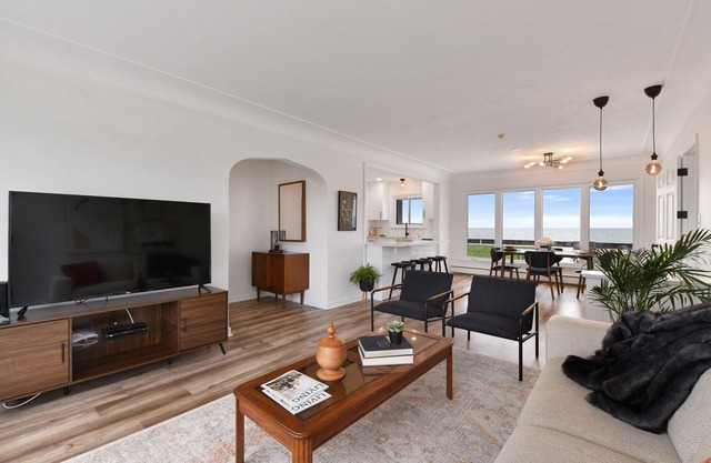 Beautiful Lakefront 3-Bedroom - near Golf Course