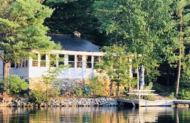 Beautiful Lakefront Cottage with private dock