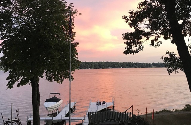 Beautiful Lakefront Home w/private pier and swim raft