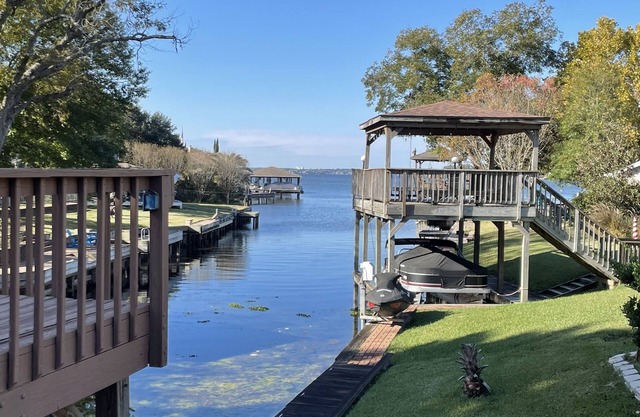 Beautiful lakefront home with 3 bedrooms and pool