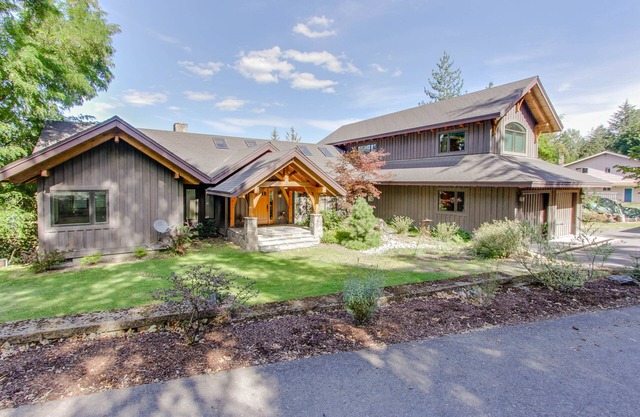 Beautiful lakefront lodge w/views, private beach access, & large deck