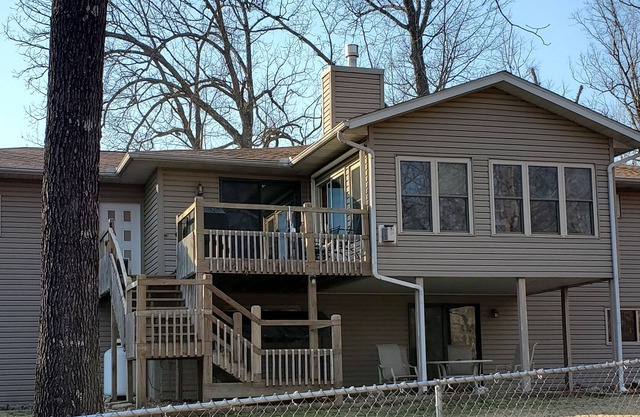 Beautiful Lakefront Home Bull Shoals Lake. One mile to White River.