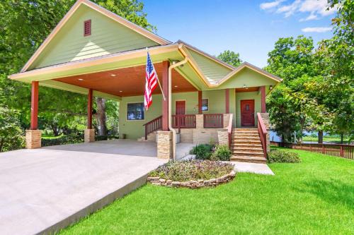 Beautiful Lakefront Cabin - Something For Everyone