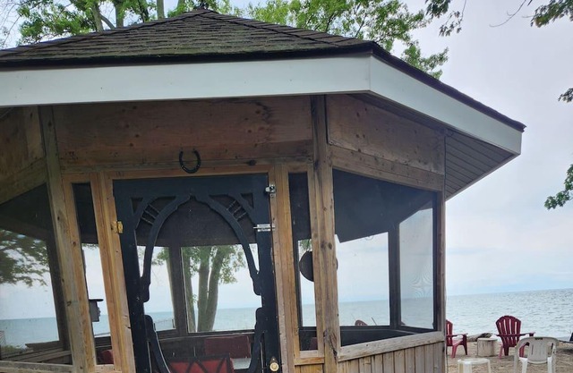 Beautiful Lakehouse -Lake Erie Private Beach - Harrow