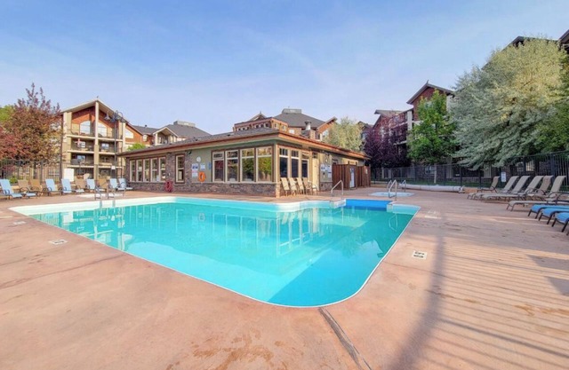 BEAUTIFUL LAKESIDE CONDO PERFECT FOR FAMILIES