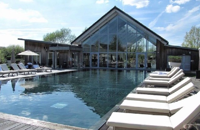 Beautiful Lakeside Cotswold Holiday Home