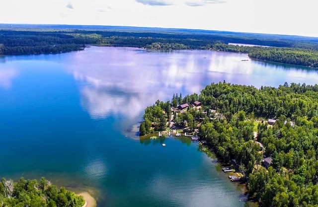Beautiful lakeside Log Cottage