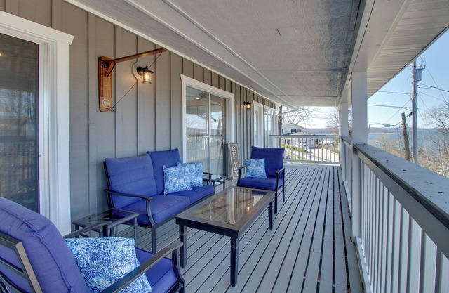 Beautiful Lakeview Home: Near Bull Shoals Lake!