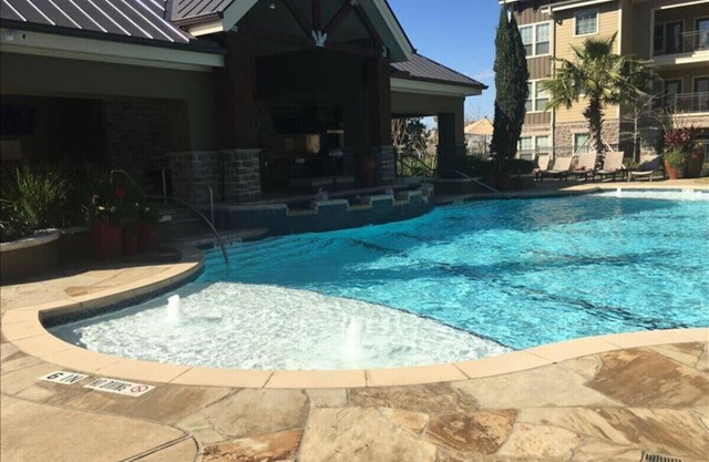 Beautiful Large 1 Bedroom/1 Bath Condo in The Woodlands