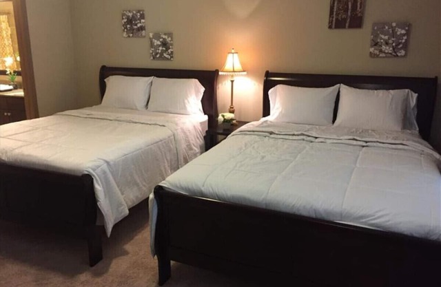 Beautiful Large 2 Bedroom/2 Bath Condo in The Wo